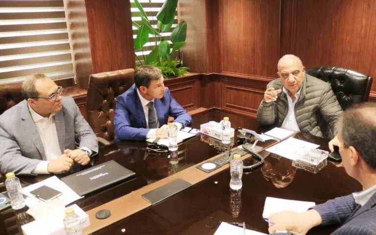 «الكهرباء» تبحث مع «شنايدر إليكتريك» التوسع في مبادرة كفاءة الطاقة بالمصانع والمستشفيات