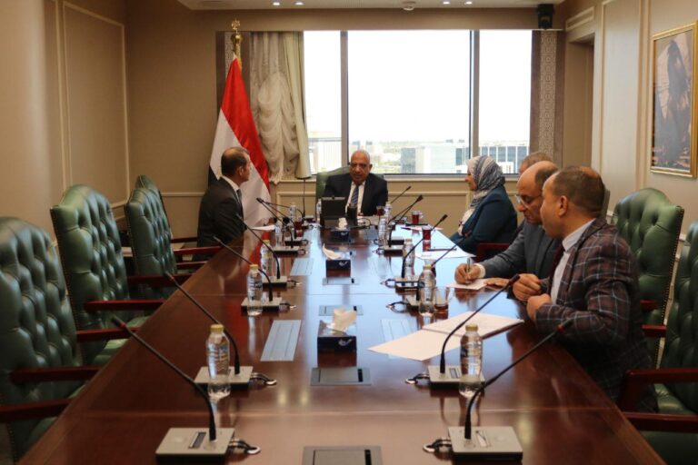 وزير الكهرباء يبحث مع «العربية للهندسة» خفض استهلاك الوقود فى محطات التوليد