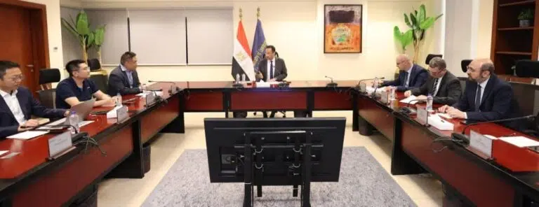 وزير الاتصالات يبحث مع شركة HONOR خططها لتصنيع الهواتف الذكية في مصر