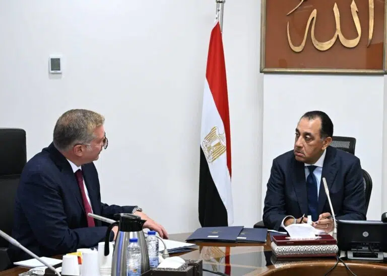 رئيس الوزراء مع وزير البترول يتابع توفير المنتجات البترولية والغاز