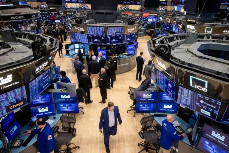 "S&P 500" يتراجع ويسجل أسوأ أداء أسبوعي منذ أكتوبر 2025