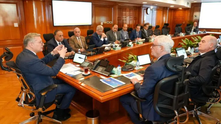 «البترول» تبحث مع «تكنيب» تأسيس شركة مع «إنبي» و«بتروجت» لتصدير الخدمات الهندسية والمقاولات