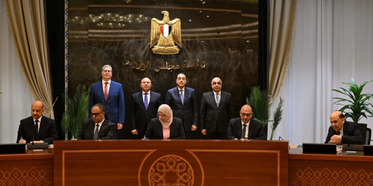 توقيع اتفاقية تسوية بين عددٍ من الجهات الحكومية و«جنوب الوادي للأسمنت»