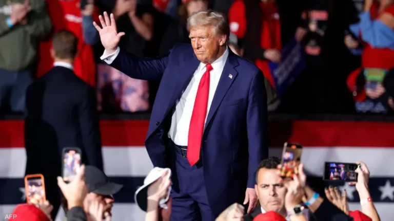 ترامب يعلن فرض رسوم جمركية على شركات الهواتف غير المُصنّعة في أمريكا نهاية يونيو